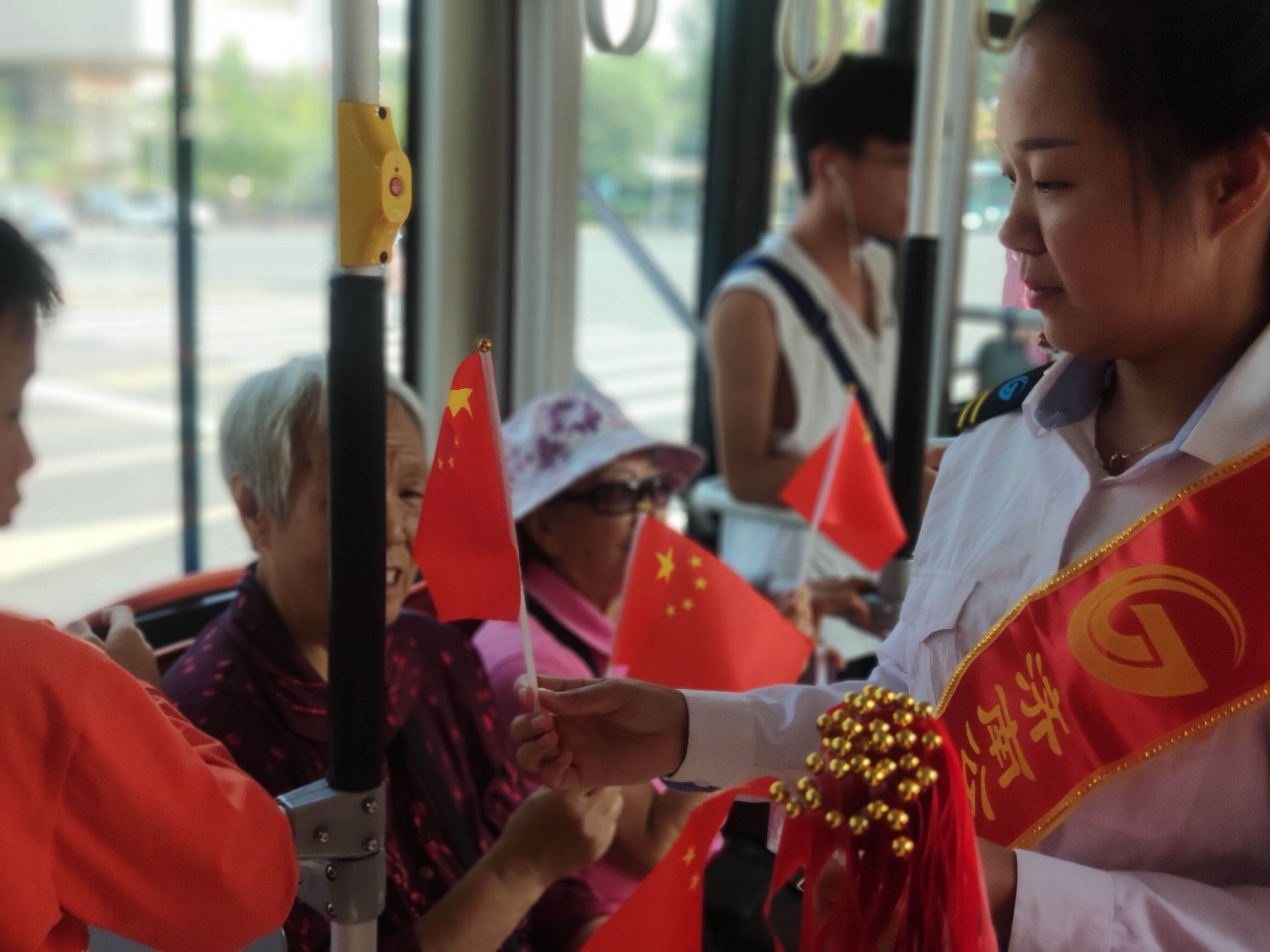 坐公交车最后一排轻一点坐公交车最后一排的微妙体验，轻一点的生活态度-第1张图片